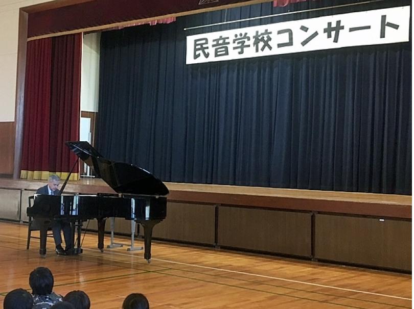 大阪府高槻市立冠小　アマラウ・ビエイラ　民音学校コンサート